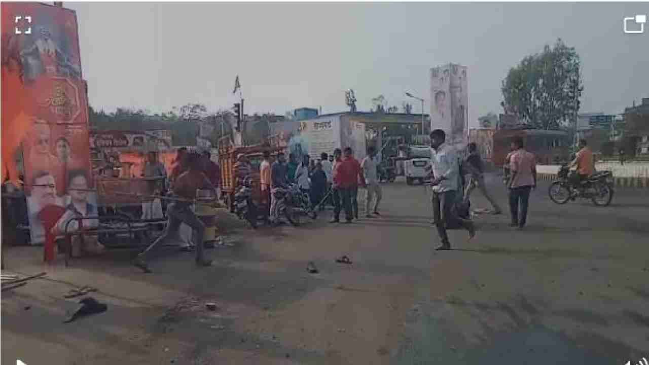 PHOTO | बीडमध्ये दोन गटात तुंबळ हाणामारी, लाठ्या-काठ्यांनी तरुणांची मारहाण, तणावपूर्ण शांतता! PHOTO | बीडमध्ये दोन गटात तुंबळ हाणामारी, लाठ्या-काठ्यांनी तरुणांची मारहाण, तणावपूर्ण शांतता!