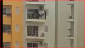 थरकाप उडवणारा व्हिडीओ! इमारतीच्या बाराव्या मजल्यावरील बाल्कनीला लटकून व्यायाम, नेटकरी म्हणतात...