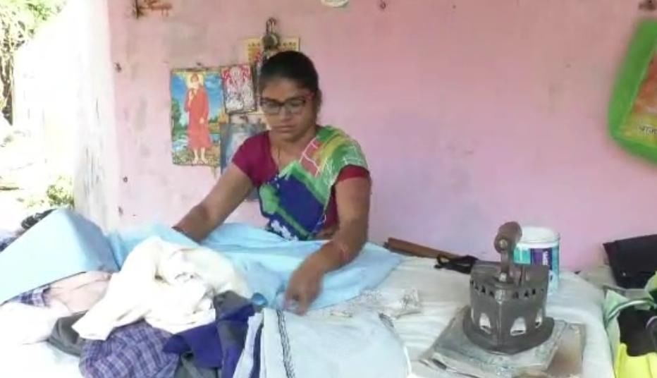 Bhandara | कोरोनात जिच्या पतीचा झाला मृत्यू तिनेच सावरला व्यवसायाचा गाडा, भंडाऱ्यातील महिलेची संघर्षमय कहाणी