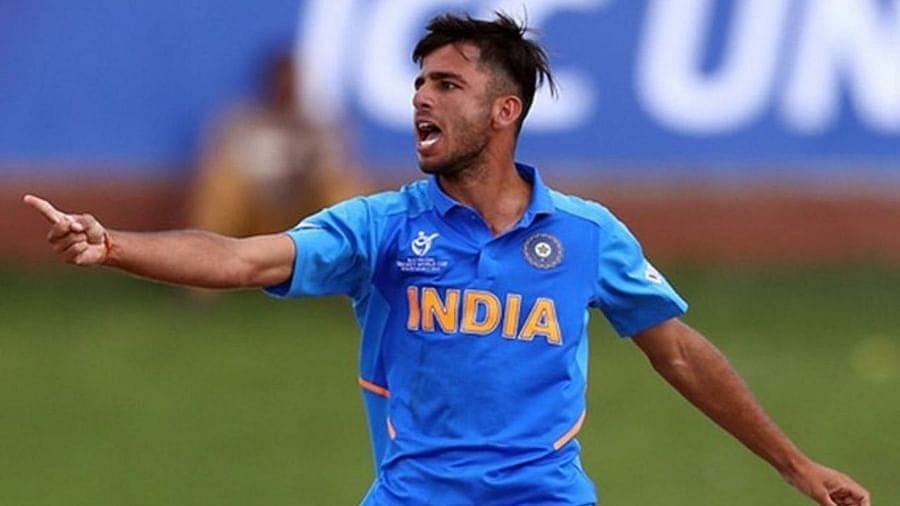 रवी बिश्नोईची आज भारतीय संघात झालेली निवड त्याची मेहनत आणि त्यागाचे फळ आहे. क्रिकेटसाठी त्याने शिक्षण सोडलं. वडिलांच्या मर्जीच्या विरोधात गेला. अनेकदा रिजेक्शन झालं. पण स्वत:वरचा विश्वास ढळू दिला नाही.