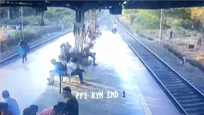 Video: बापाने मुलासह घेतली धावत्या मेल समोर उडी; वडिलांचा मृत्यू, मुलगा बचावला;विठ्ठलवाडी रेल्वे स्थानकातील घटना