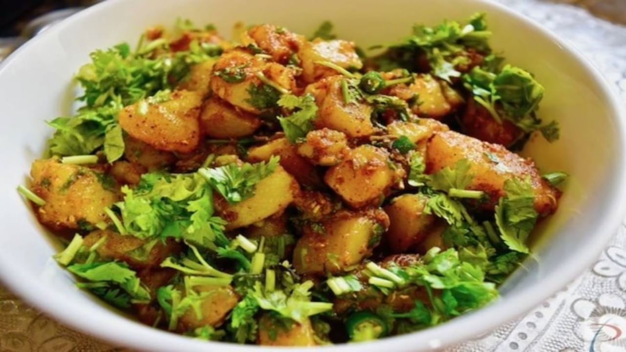 बटाट्याची भाजी : तुम्ही प्रवासादरम्यान तुमच्यासोबत बटाट्याची भाजी ठेऊ शकता. ही भाजी व्यवस्थित पॅक केलेली असेल तर ती दोन दिवस ताजी व खाण्या योग्य राहाते.