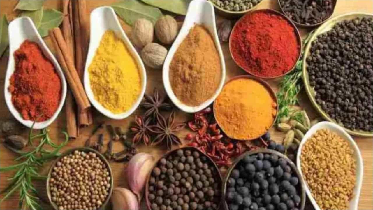 मधुमेहाच्या रूग्णांची संख्या ही वाढतानाचा दिसते आहे. अगदी कमी वयामध्ये देखील अनेकांना मधुमेहाची समस्या निर्माण होते. मधुमेहाच्या रूग्णांनी आहारासंदर्भात जास्त काळजी घेणे आवश्यक आहे. मधुमेहाच्या रूग्णांनी काही पदार्थांचा आहारात समावेश करून रक्तातील साखरेची पातळी नियंत्रित ठेवावी.