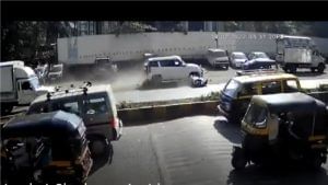 CCTV | कारच्या धडकेत बाईकस्वार 200 मीटरपर्यंत फरफटत गेला, 29 वर्षीय तरुणाचा मृत्यू, अल्पवयीन कार चालक ताब्यात