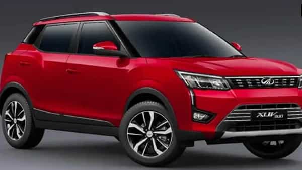 जर तुम्ही नवीन SUV किंवा MPV कार खरेदी करण्याचा विचार करत असल्यास, महिंद्राने दिलेल्या सवलती तुम्ही नक्कीच एकदा पाहा. महिंद्रा XUV300 कार 30,000 पर्यंतच्या रोख सवलतीसह उपलब्ध आहे. रु. 25,000 चे एक्सचेंज बोनस आणि रु. 4,000 कॉर्पोरेट डिस्काउंटसह 10,000 रुपयांपर्यंतच्या मोफत ऍक्सेसरीज ऑफर केल्या जात आहेत.
