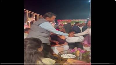 Video | मालेगाव बॉम्बस्फोटातील पुरोहितांशी फडणवीसांचे शेकहँड? व्हिडिओ ट्वीट करून सावंतांची तिखट टिपण्णी, बहुत याराना...