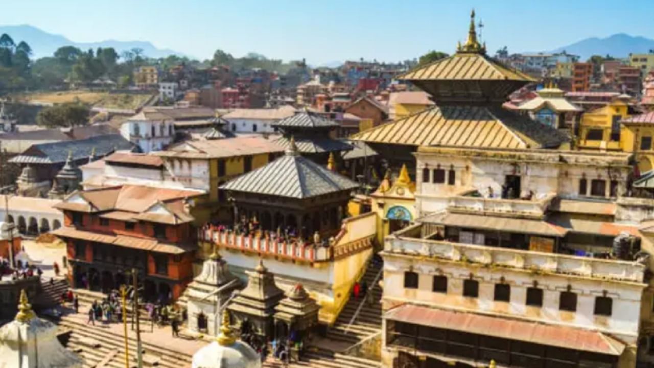 पशुपतीनाथ मंदिर नेपाळमध्ये खूप प्रसिद्ध आहे. हे मंदिर काठमांडू शहराच्या पूर्वेला 3 किमी अंतरावर सुंदर आणि पवित्र बागमती नदीच्या काठावर आहे. सुंदर दृश्यांनी वेढलेले हे मंदिर भगवान शिवाला समर्पित आहे.
