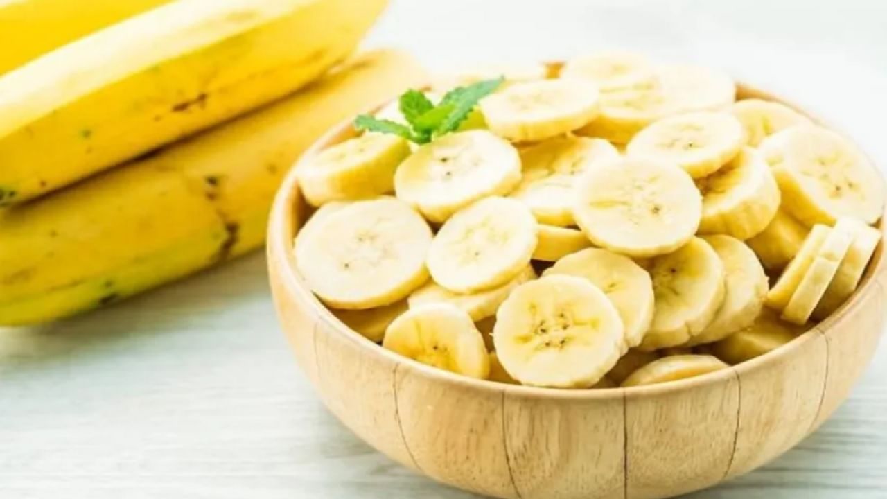 बदलत्या ऋतूमध्ये केळीचे सेवन खूप फायदेशीर ठरू शकते. तज्ज्ञांच्या मते, यामध्ये असलेले फायबर पोटासाठी चांगले मानले जाते. मात्र, जास्त प्रमाणात केळी खाल्ल्याने बद्धकोष्ठता होऊ शकते.