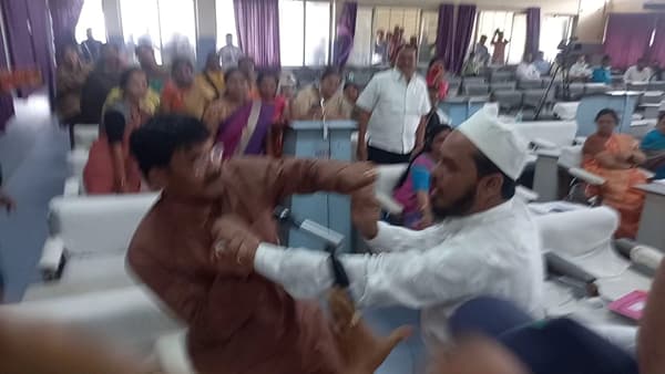 Video - Amravati | अमरावती महापालिकेची आमसभा ठरली वादळी, सफाई कंत्राटावरून तुफान राडा