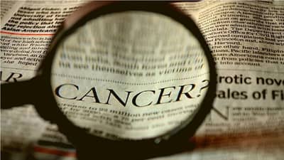कर्करोगाच्या ‘या’ लक्षणांकडे दुर्लक्ष करू नका, अन्यथा भोगावे लागतील दुष्परिणाम