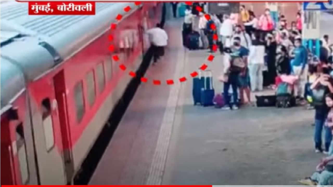 CCTV | धावत्या ट्रेनमधून उतरण्याचा प्रयत्न जीवावर, मुंबईत रेल्वे कर्मचाऱ्याचा धडकून मृत्यू