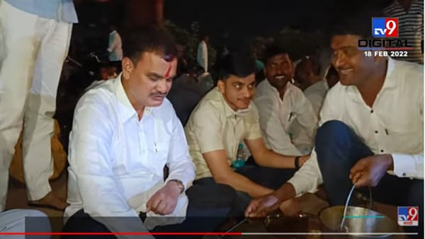 State Minister Datta Bharne| राज्यमंत्री दत्तात्रय भरणे यांचा साधेपणा; पंगतीत बसून दत्तामामांनी मटणावर मारला ताव