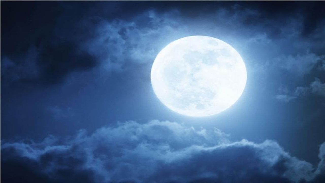 पौर्णिमेच्या रात्री चंद्राचा प्रकाशित भाग पृथ्वीच्या दिशेने असतो. त्याचा प्रकाशित भाग पृथ्वीवरून पूर्णपणे दिसतो. पण खगोलशास्त्रज्ञ चंद्राच्या स्थितीला पूर्ण चंद्र मानतात, जेव्हा चंद्र लंबवर्तुळाकार रेखांशामध्ये सूर्याच्या अगदी 180 अंश असतो. 
