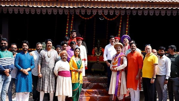 शिवरायांस आठवावे । जिवित्व तृणवत मानावे,स्वराज्य सौदामिनी ताराराणी मालिकेच्या सेटवर शिवरायांना मानवंदना