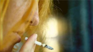 सिगरेट आणि दारुचे व्यसन पुरुषांपेक्षा महिलांसाठी जास्त घातक; गर्भाशयाचा कर्करोग होण्याची जास्त शक्यता