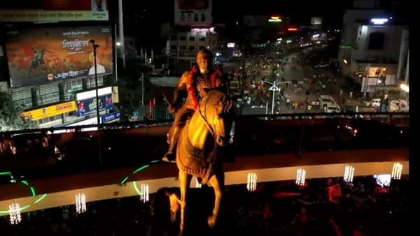 राज्यात सगळीकडे शिवजयंतीचा उत्साह असताना शिवजयंतीच्या पूर्वसंध्येला औरंगाबादमध्ये छत्रपती शिवाजी महाराजांच्या आश्वरुढ पुतळ्याचे अनावरण करण्यात आले आहे. सुरुवातीला मुख्यमंत्री उद्धव ठाकरे हेच या पुतळ्याचे अनावरण करणार असल्याची माहिती समोर येत होती. मात्र त्यानंतर पर्यावरण मंत्री आदित्य ठाकरे यांच्या हस्ते महाराजांच्या पुतळ्याचे अनावरण करण्यात आले.