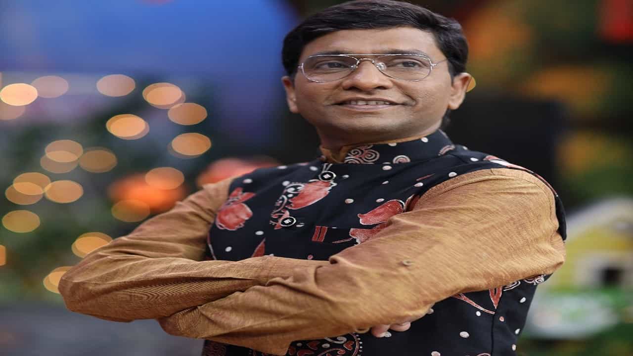 दिव्यांग मुलीला डायरेक्टर संतोष पवार दाखवणार मोफत नाटक