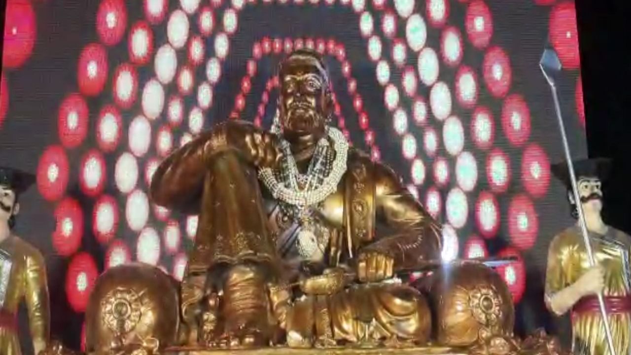 सोलापुरात गुलाल उधळत शिवजन्मोत्सव, हजारोंच्या संख्येने युवकांची उपस्थिती; महाराजांच्या मुर्तीचं वाटप सोलापुरात गुलाल उधळत शिवजन्मोत्सव, हजारोंच्या संख्येने युवकांची उपस्थिती; महाराजांच्या मुर्तीचं वाटप