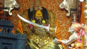 जय भवानी ,जय शिवाजीच्या जयघोषात तुळजाभवानी मंदिरात भवानी तलवार, अलंकारांची पूजा
