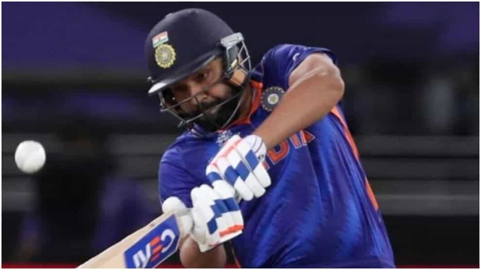 टीम इंडियाचा कर्णधार रोहित शर्मा सध्या कोलकाता येथे वेस्ट इंडिजविरुद्धची टी-20 मालिका खेळण्यात व्यस्त आहे. मात्र दूर तिकडे ऑस्ट्रेलियात त्याचा एक विक्रम मोडला गेला आहे. भारतीय कर्णधाराने 2016 मध्ये हा T20 विक्रम केला होता, जो आता एका 23 वर्षीय फलंदाजाने आपल्या नावावर केला आहे. (Photo:AFP)