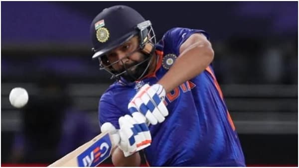 टीम इंडियाचा कर्णधार रोहित शर्मा सध्या कोलकाता येथे वेस्ट इंडिजविरुद्धची टी-20 मालिका खेळण्यात व्यस्त आहे. मात्र दूर तिकडे ऑस्ट्रेलियात त्याचा एक विक्रम मोडला गेला आहे. भारतीय कर्णधाराने 2016 मध्ये हा T20 विक्रम केला होता, जो आता एका 23 वर्षीय फलंदाजाने आपल्या नावावर केला आहे. (Photo:AFP)