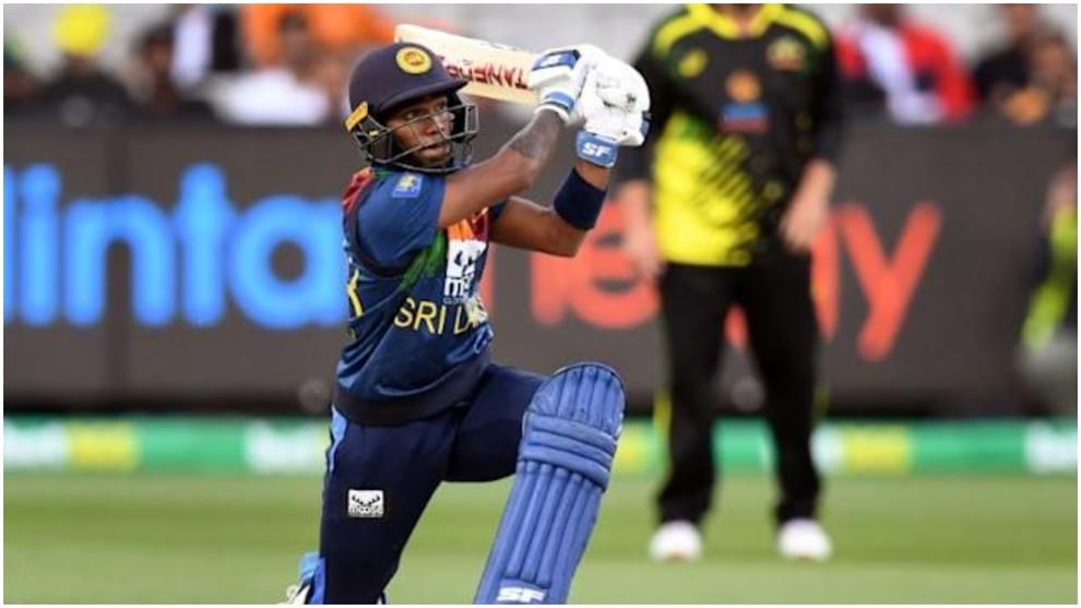 सध्याच्या ऑस्ट्रेलियाविरुद्ध श्रीलंका मालिकेत श्रीलंकेचा 23 वर्षीय सलामीवीर पाथम निसंकाने रोहित शर्माचा विक्रम मोडला आहे. ऑस्ट्रेलियाविरुद्ध खेळल्या जात असलेल्या 5 टी-20 सामन्यांच्या मालिकेतील चौथ्या सामन्यात त्याने हा पराक्रम केला. (Photo:AFP)