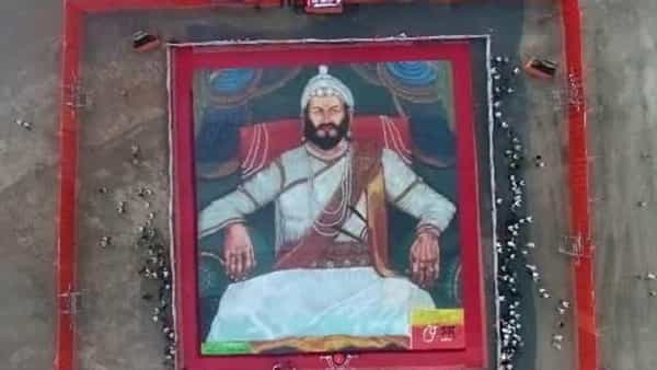 कसे साकारले चित्र: साधरणतः 16 दिवस परिश्रम घेत चित्रकार मंगेश निपाणीकर आणि त्यांच्या सहकाऱ्यांनी हे महाराजांचं तेलचित्र साकारलं आहे. चित्राच्या निर्मितीसाठी 11 हजार स्केअर फुट कापडा, 450 लिटर ऑइल पेंट वापरण्यात आला आहे . अश्या प्रकारे साकारण्यात आलेलं हे जगातलं पाहिलं चित्र असल्याचा दावा चित्रकार मंगेश निपाणीकर यांनी केला आहे.