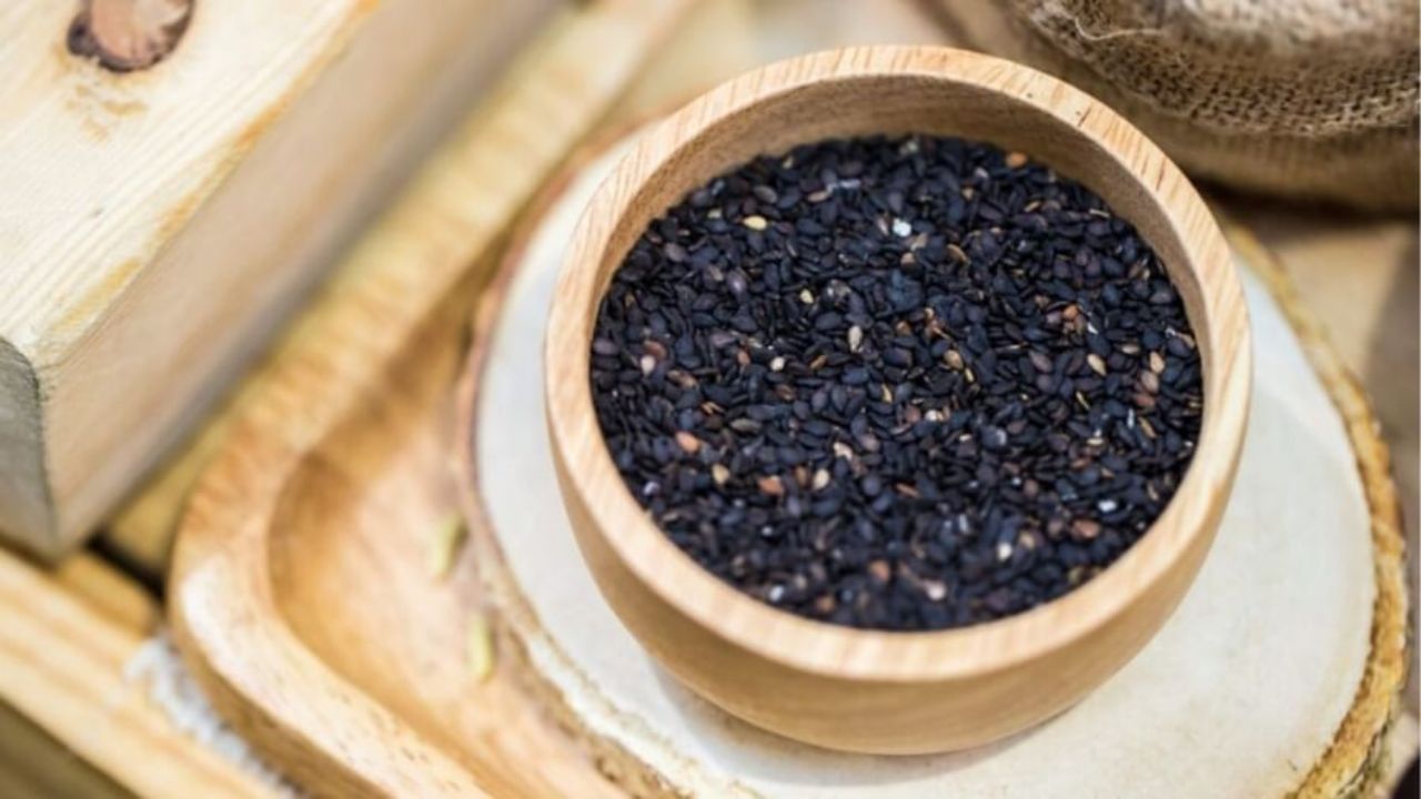  शनिदेवाला काळे तीळ खूप प्रिय आहेत. असे म्हणतात की शनिदेवाच्या काळ्या रंगामुळे त्यांचे वडील सूर्यदेव यांनी त्यांना पुत्र म्हणून स्वीकारण्यास नकार दिला होता, तेव्हापासून शनिदेवाने काळा रंगाला आपलासा केला. शनिवारी कुणाला काळे तीळ दान केल्याने शनीच्या ग्रहाशी संबंधित अनेक त्रास दूर होतात, मात्र शनिवारी खरेदी करू नये. 