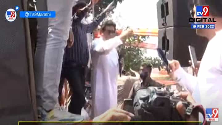 VIDEO : Raj Thackeray Goregaon सभेदरम्यान स्टेज कोसळलं VIDEO : Raj Thackeray Goregaon सभेदरम्यान स्टेज कोसळलं