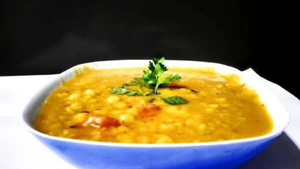 कडधान्ये हा भारतीय पदार्थांचा अविभाज्य भाग आहे. हे भारतीय पदार्थ आपल्या शरीराला सर्व पोषक तत्वे पुरवतात. पण कडधान्ये आपल्या शरीरासाठी किती उपयुक्त आहेत हे तुम्हाला माहीत आहे का? डाळींमध्ये पोषक तत्वांचे प्रमाण आपल्या शरीरासाठी खूप उपयुक्त आहे. याशिवाय कडधान्ये वजन कमी करण्यासही मदत करतात.