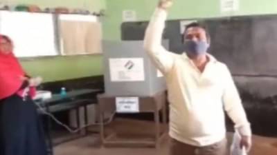 Hijab : हिजाब घालून मतदान करायला आलेल्या महिलेला भाजप कार्यकर्त्यानं रोखलं, तामिळनाडूतील प्रकार