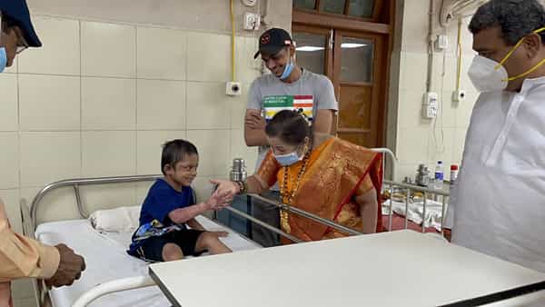 मुंबईच्या महापौर किशोरी पेडणेकर यांनी आज कस्तुरबा रुग्णालयात जाऊन एका बाळाची भेट घेतली. हे बाळ सिलिंडर स्फोटात गंभीर जखमी झालं होतं.