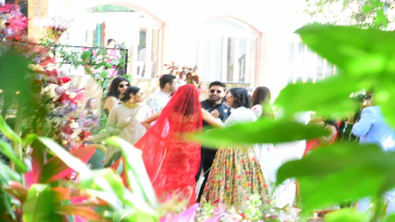 बॉलिवूडचा मिल्खा सिंग म्हणून ओळखला जाणार अभिनेता फरहान अख्तर आता बॅचलर नाही राहिला. त्याने शिबानी दांडेकरसोबत आजच लग्नगाठ बांधली आहे.खंडाळ्यात या दोघांचं लग्न झालं. अनेक सेलिब्रिटींनी या ग्रॅण्ड वेडिंगला हजेरी लावली.