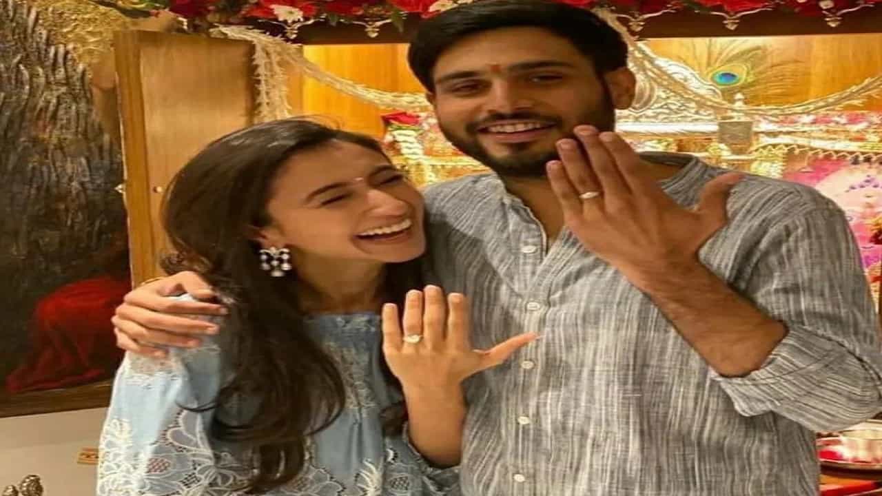 उद्योजक अनिल अंबानी आणि टीना अंबानी यांचा मुलगा अनमोल अंबानी यांचं लवकरचं लग्न होणार आहे. आठवड्याच्या सुरूवातीपासून दोघांच्या प्री-वेडींग पार्टीला सुरूवात झाल्याचाी पाहायला मिळाली आहे. मागच्या डिसेंबर महिन्यात दोघांचा साखरपुडा झाला होता. आता दोघेही लवकरचं विवाहबंधनात अडकणार असल्याची चर्चा आहे.