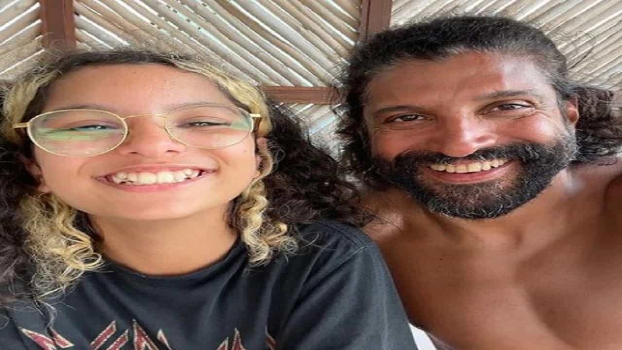 बॉलिवूड सेलिब्रिटींची अनेक लग्न झाल्याची आपण पाहतोय, त्यात अजून एक लग्न आता अॅड झालंय. फरहान खान त्यांची प्रेयसी शिबानी दांडेकरसोबत नुकतचं त्याने कुटुंबिय आणि नातेवाईकांसोबत खंडाळ्यातील एका फार्महाऊसवरती लग्न केलं