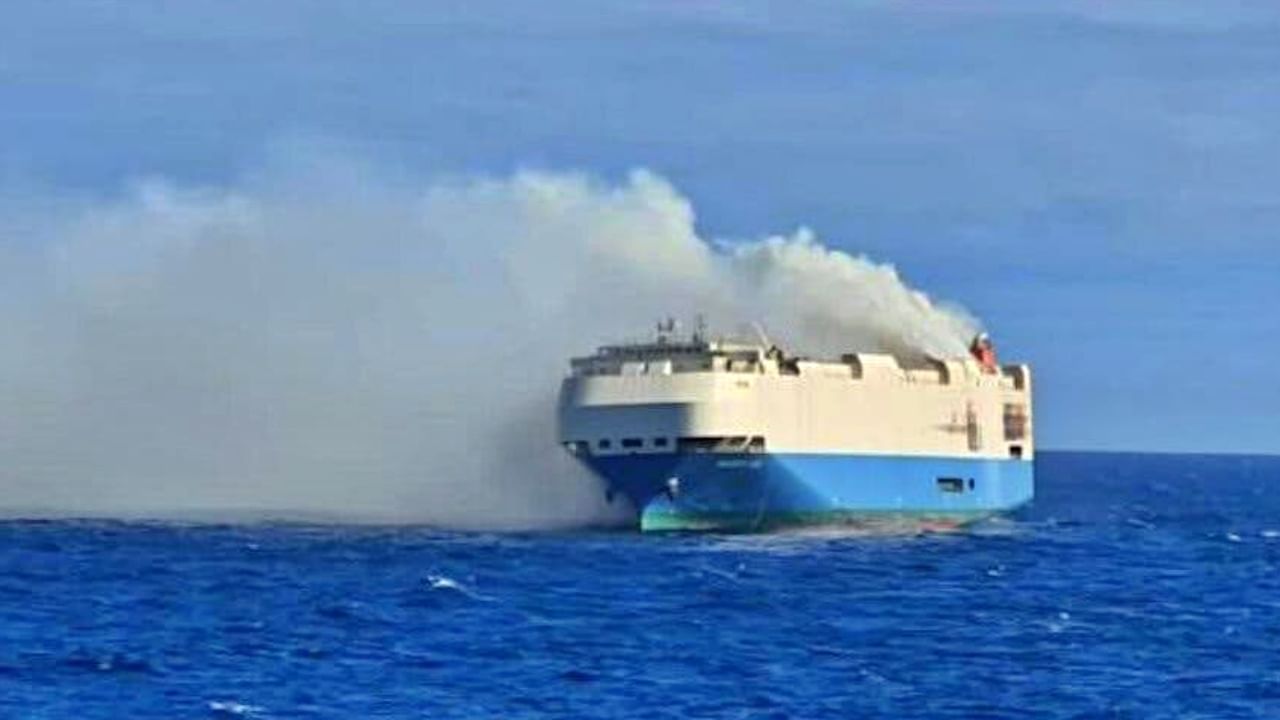 Cargo ship fire : पोर्शे, ऑडीसह 4 हजार अलिशान गाड्यांचे जहाज समुद्रात जळून खाक; अब्जावधींचं नुकसान