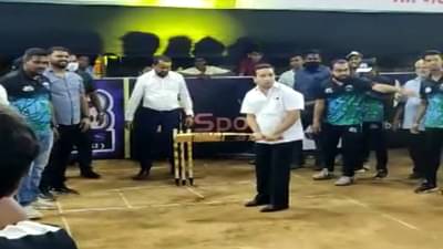 Video : फिरकी बॉलवर नितेश राणेंची आक्रमक फटकेबाजी, उपस्थितांनी मोबाईलमध्ये कैद केला व्हिडीओ