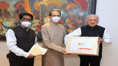 मराठीला अभिजात दर्जाच्या मागणीची 4 हजार पोस्ट कार्ड्स राष्ट्रपतींकडे रवाना, मुख्यमंत्र्यांच्या उपस्थितीत संच रवाना