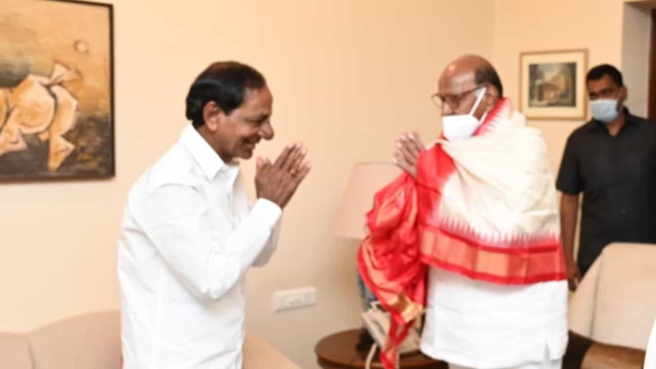 पंतप्रधान नरेंद्र मोदी आणि केंद्रातील सत्ताधारी भाजप विरोधात तिसरी आघाडी करण्याच्या हालचालींनी मागील काही दिवसांपासून जोर धरला आहे. तेलंगणाचे मुख्यमंत्री के. चंद्रशेखर राव आज मुंबई दौऱ्यावर होते. या दौऱ्यात त्यांनी मुख्यमंत्री उद्धव ठाकरे आणि राष्ट्रवादी काँग्रेसचे अध्यक्ष शरद पवार यांची भेट घेत देशातील राजकीय स्थितीवर चर्चा केली.