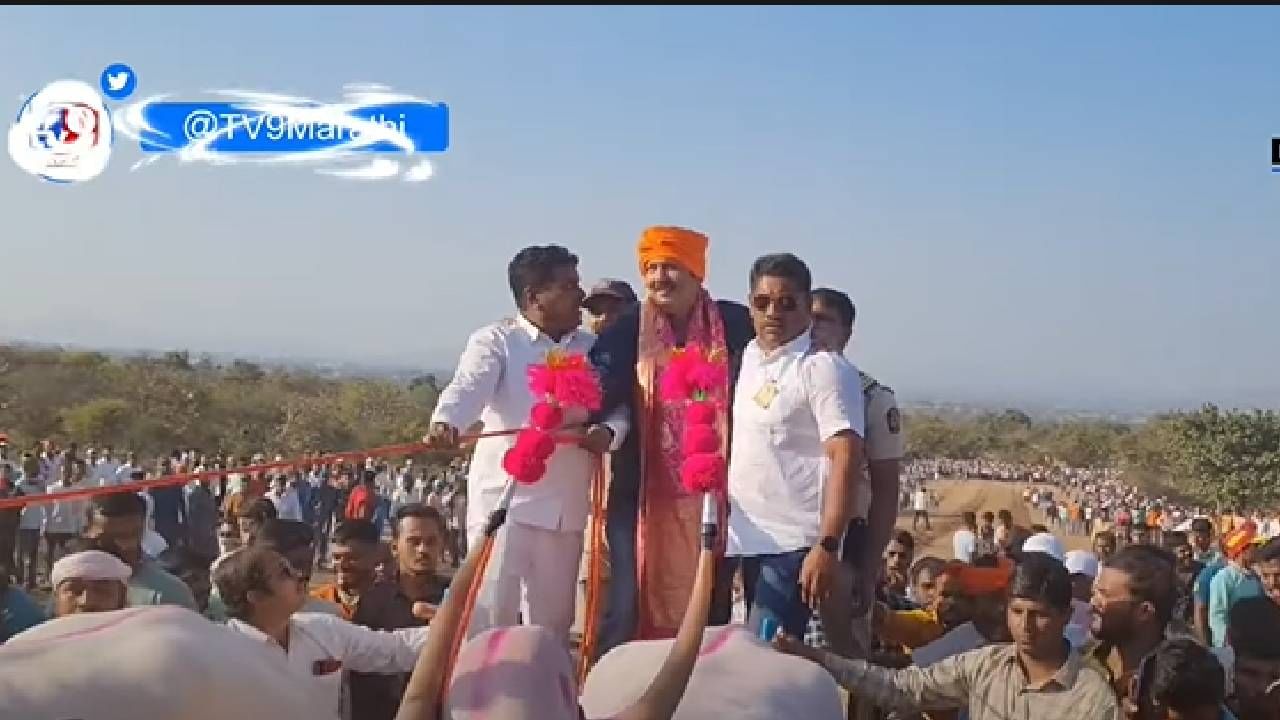 Video : रुबाब फक्त उदयनराजेंचा, बैलगाडा शर्यतीत राजेंची धमाकेदार एन्ट्री पाहून तु्म्हीही फॅन व्हाल Video : रुबाब फक्त उदयनराजेंचा, बैलगाडा शर्यतीत राजेंची धमाकेदार एन्ट्री पाहून तु्म्हीही फॅन व्हाल