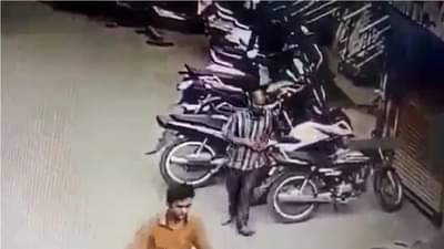 CCTV | कोल्हापूरच्या नादखुळा पोरांमुळे बाईकचोरांचे टांगा पल्टी घोडे फरार, दोन सराईत चोर जाळ्यात