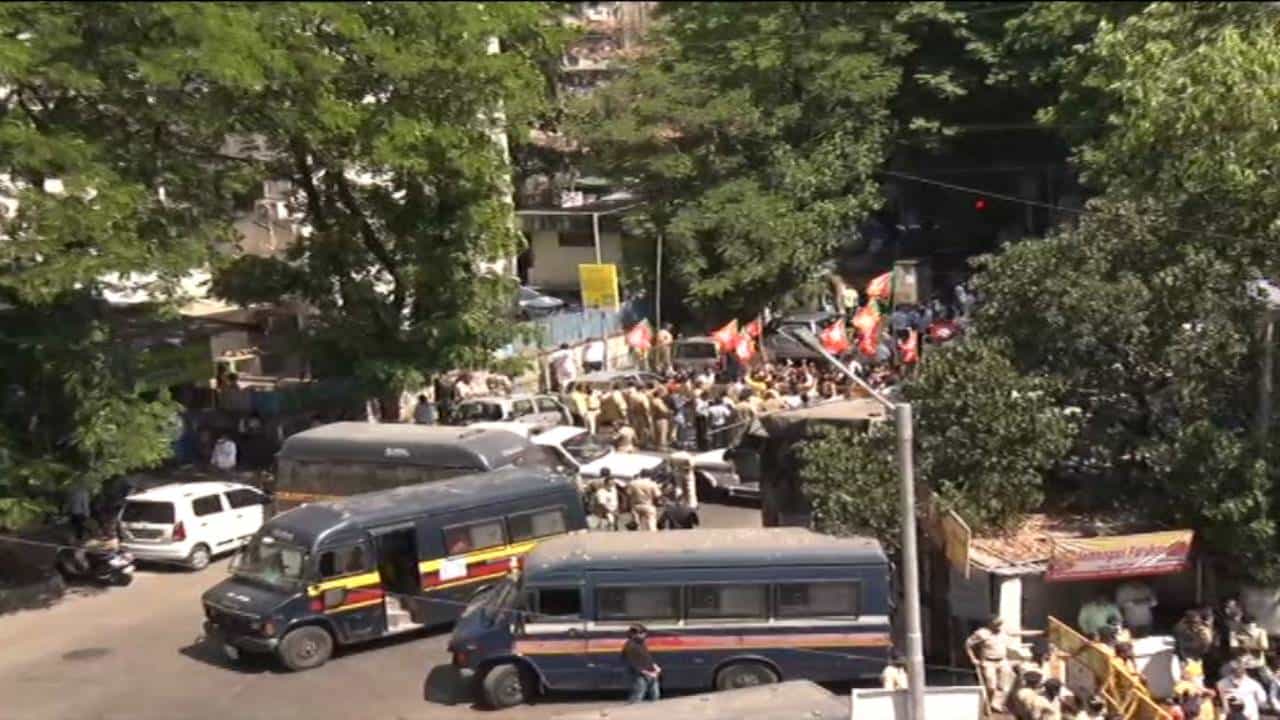 भाजपच्या मनोज कोटक यांच्या मुलुंडच्या कार्यालयाबाहेर प्रचंड गोंधळ यावेळी पाहायला मिळाला.