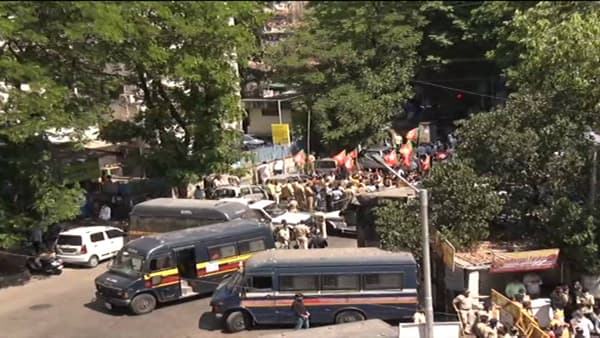 भाजपच्या मनोज कोटक यांच्या मुलुंडच्या कार्यालयाबाहेर प्रचंड गोंधळ यावेळी पाहायला मिळाला.