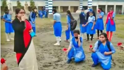 Bengal viral video : विद्यार्थिनींनी आपल्या लाडक्या शिक्षिकेला दिला अनोखा निरोप, तुम्हालाही येईल लहानपणीची आठवण!