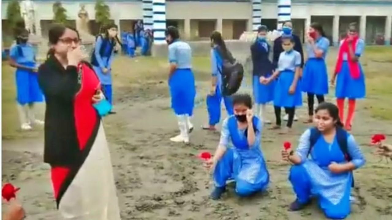 Bengal viral video : विद्यार्थिनींनी आपल्या लाडक्या शिक्षिकेला दिला अनोखा निरोप, तुम्हालाही येईल लहानपणीची आठवण!