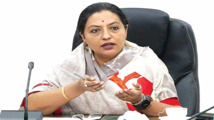 एसटी कामगारांच्या नावावर भाजप राजकीय पोळी भाजतंय - यशोमती ठाकूर एसटी कामगारांच्या नावावर भाजप राजकीय पोळी भाजतंय - यशोमती ठाकूर