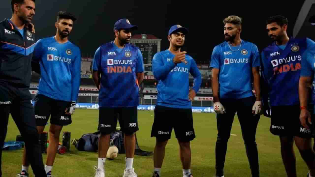 IND vs WI: धोनीची CSK 14 कोटी रुपये खर्चून विकत घेतलेल्या गोलंदाजाला मुकणार?