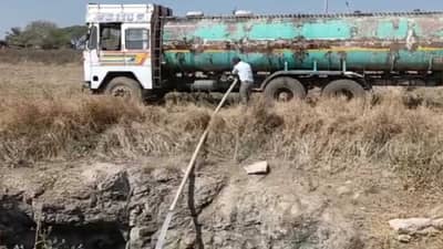 निसर्गाचा लहरीपणा : महिन्याभरापूर्वी पाण्यामुळे तर आता पाण्याविना पिकांचे नुकसान, कांदा उत्पादकांवर अशी ही वेळ