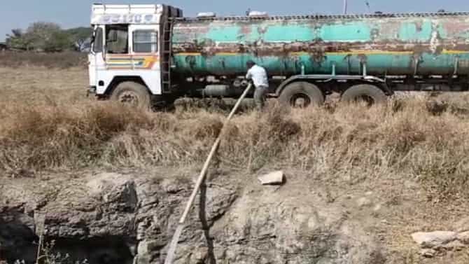निसर्गाचा लहरीपणा : महिन्याभरापूर्वी पाण्यामुळे तर आता पाण्याविना पिकांचे नुकसान, कांदा उत्पादकांवर अशी ही वेळ