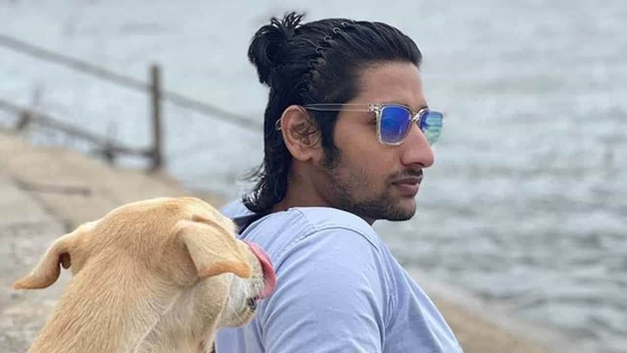 नागराज मंजुळे दिग्दर्शित 'सैराट' या चित्रपटात परश्याची भूमिका साकारणारा अभिनेता आकाश ठोसर सोशल मीडियावर नेहमीच सक्रिय असतो.